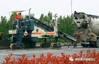 混凝土防撞護欄僅需一臺機器即可實現連續攤鋪作業,結構物一次性成型,經濟高效。