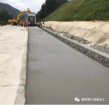 SP 25 一臺機器即可實現混凝土路面連續攤鋪作業,穩定的機器性能及高效的生產率, 保證攤鋪作業的日產量和施工質量